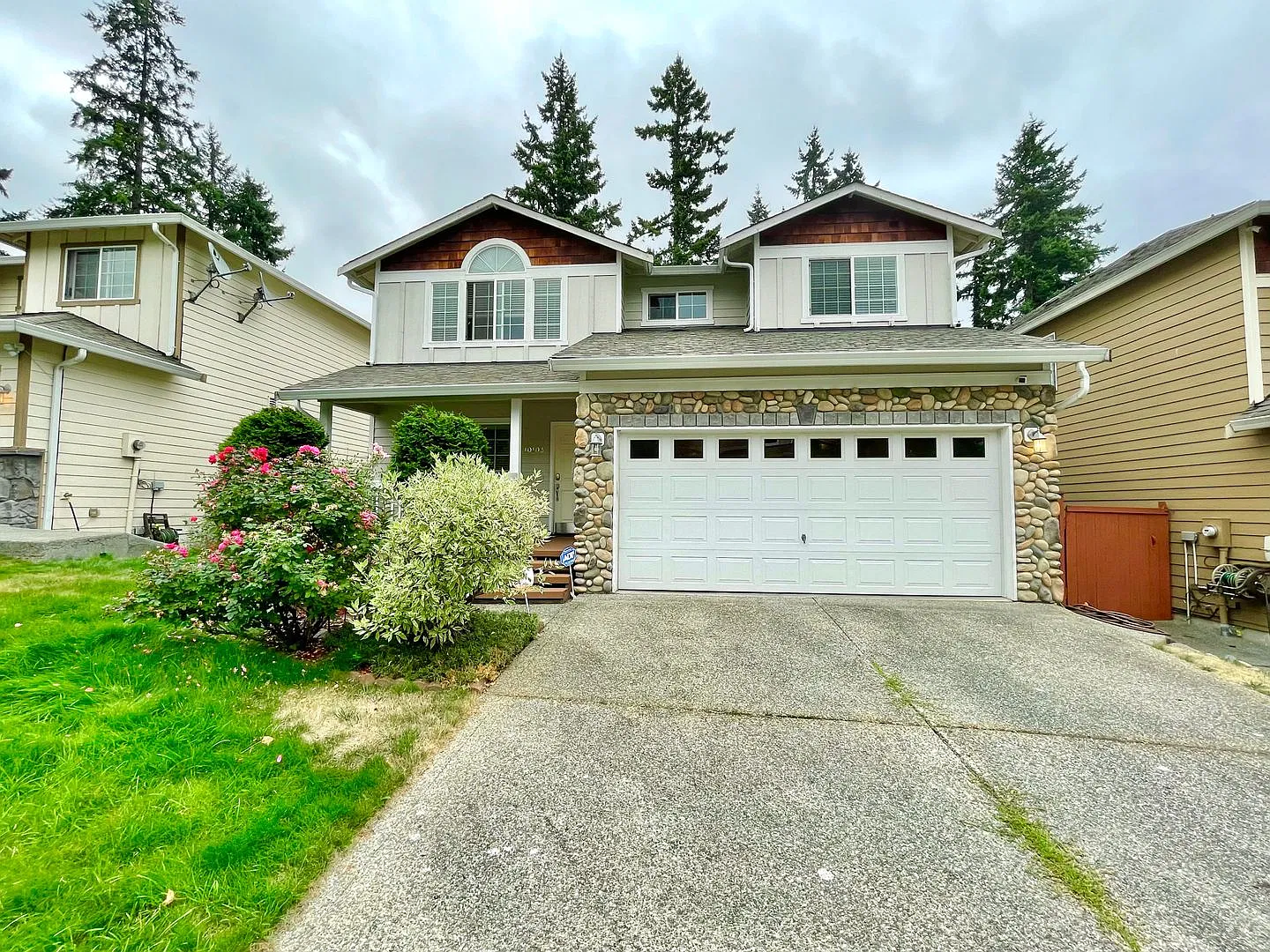 Beautiful 4-Bedroom Home in Desirable Silver Lake Community! — Photo 2