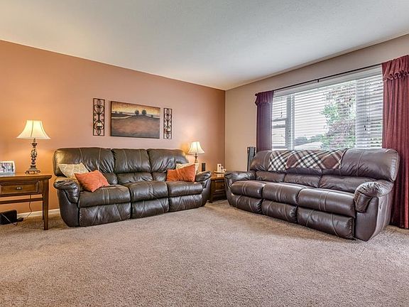 4th image of 35774 Glen Dr