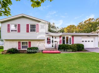 31 Summit Hill Dr, Rochester, NY 14612