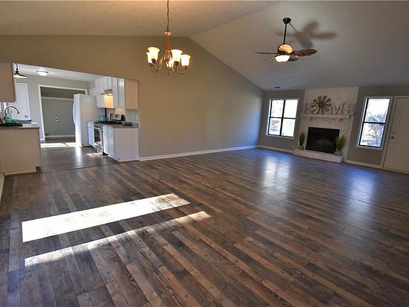 5th image of 126 River Oaks Dr