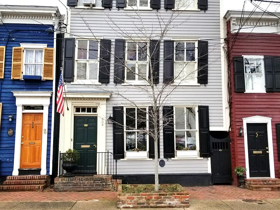 Front of house. Apartment is the second & third floor.