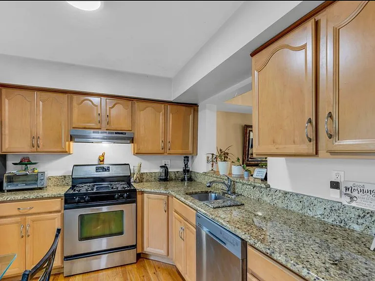 320 Harvard Pl — Photo 4