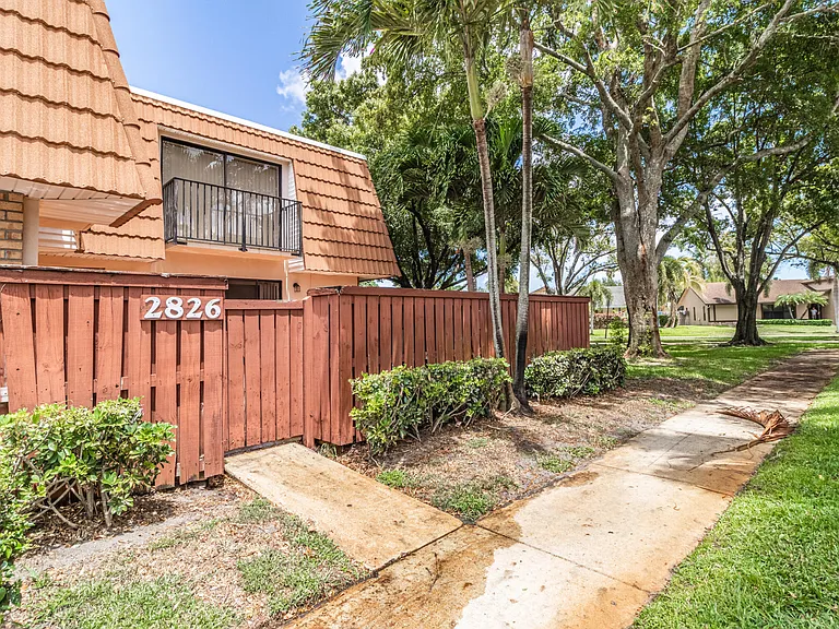2826 SW 12th St — Photo 4