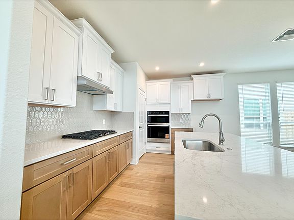 5th image of 405 Young St