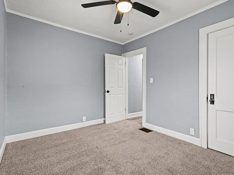 4437 Wayne Ave — Photo 24