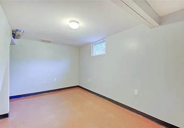702 W 42nd St — Photo 16