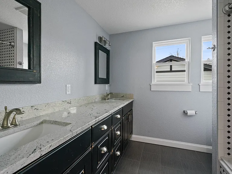 2370 Elm St — Photo 27