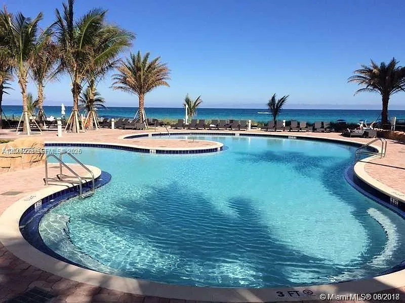 Trump Royale Condo — Photo 2