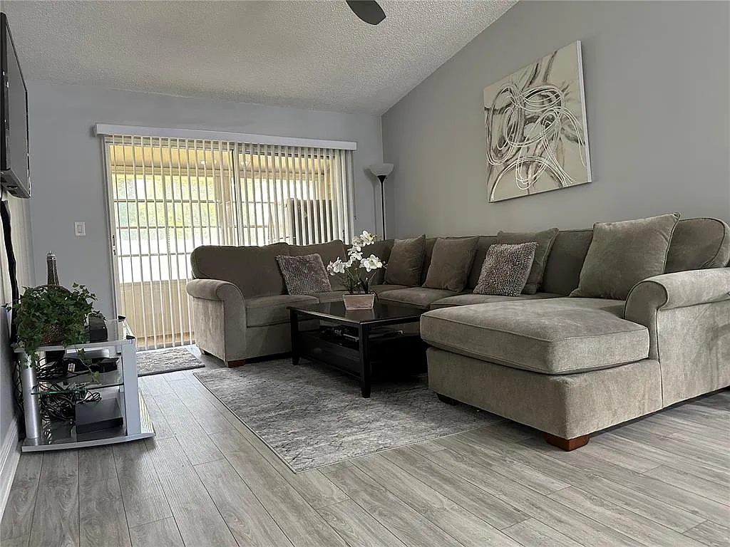 2 bed, 2.0 bath, 976 sqft, $2,300 — Photo 3