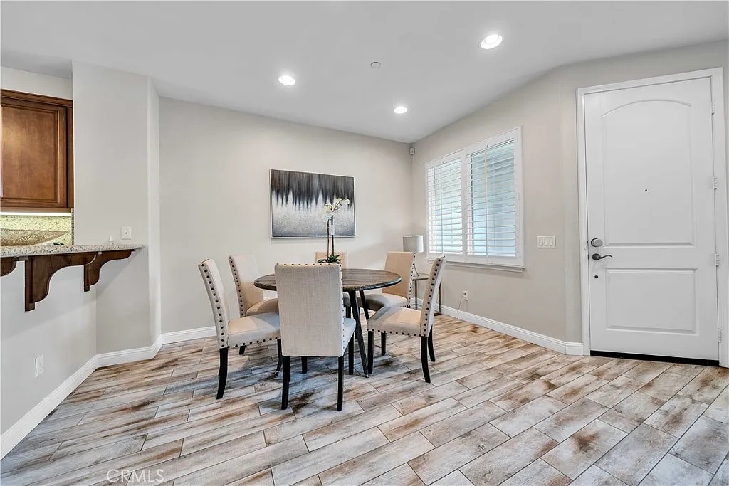 3 bed, 3.5 bath, 1332 sqft, $5,500 — Photo 4