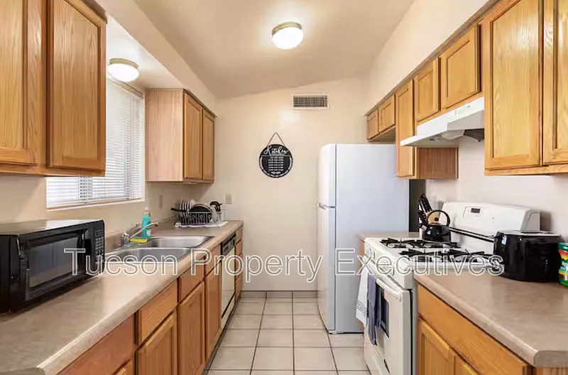 2 bed, 1.0 bath, 1000 sqft, $1,300 — Photo 3