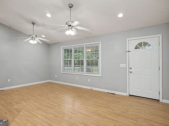 3rd image of 413 Old Newnan Rd