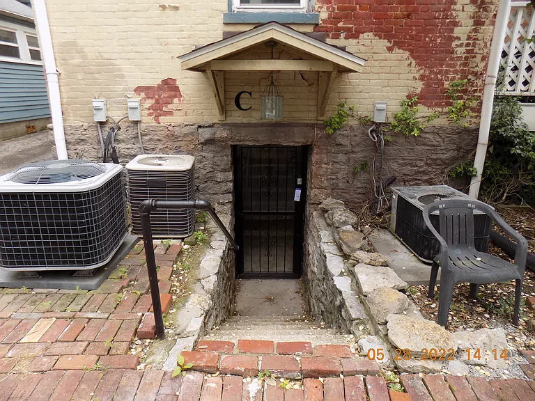 566 W Short St #C — Photo 2