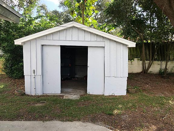 4th image of 2321 Country Club Dr