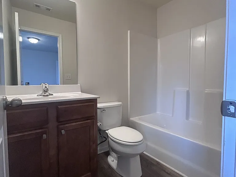 Secondary en suite bathroom