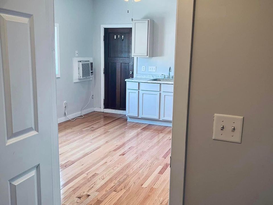 2nd image of 5001 Poppleton Ave #5
