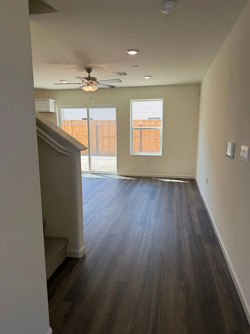 1919 Oak Falls Ct- 3 Bed 3 Bath- Solar- Tulare — Photo 3