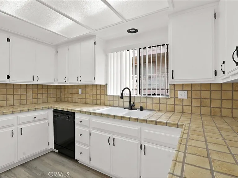 1052 Belmont Ave #B — Photo 7