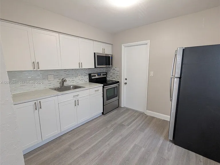 2300 Douglas St #7 — Photo 4