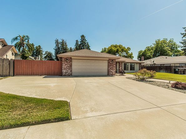 1025 E Cambridge Avenue, Visalia, CA 93292
