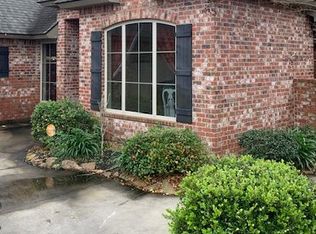 901 Middlebrook Cir, Lake Charles, LA 70605