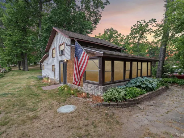 2022 Parkwood Ct, Brooklyn, MI 49230