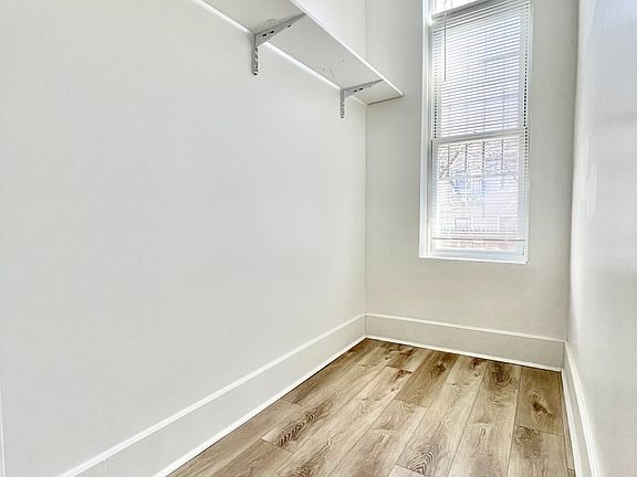 4th image of 544 Hart St APT 1R