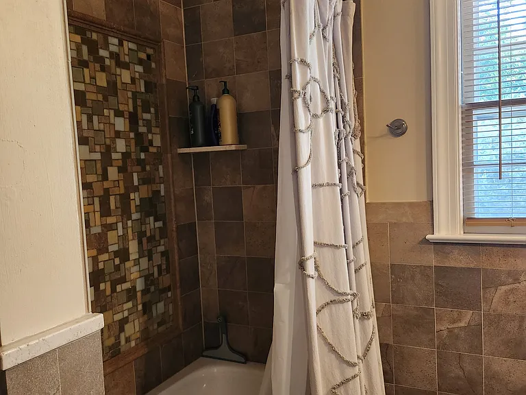 Bathroom/ All Tile Shower
