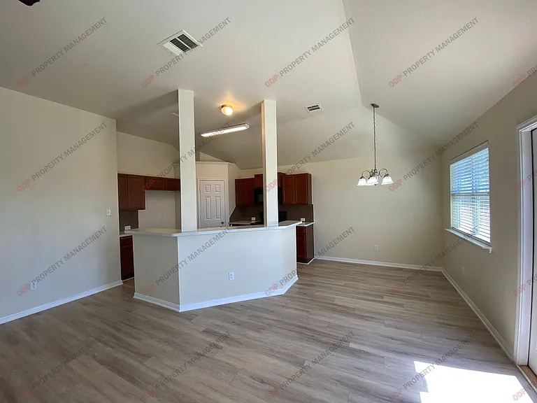 7811 Redbrush — Photo 3