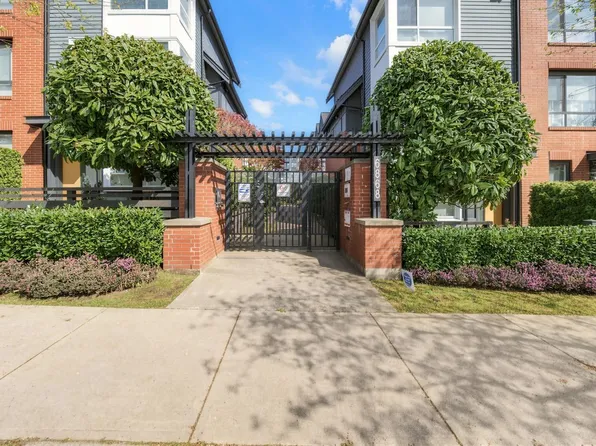 6868 Burlington Ave #18, Burnaby, BC V5J 0G1