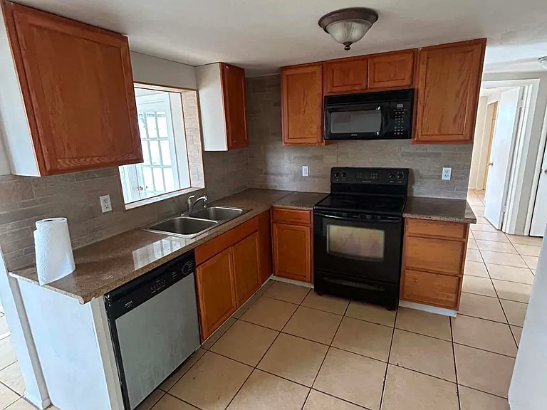 11121 Yellowwood Ln — Photo 6
