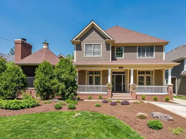 704 Highview Ave, Glen Ellyn, IL 60137