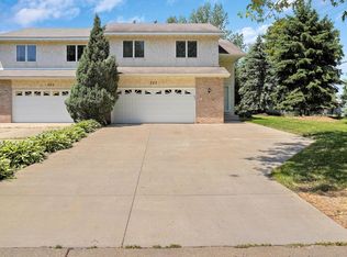 327 Berkshire Ln N, Plymouth, MN 55441