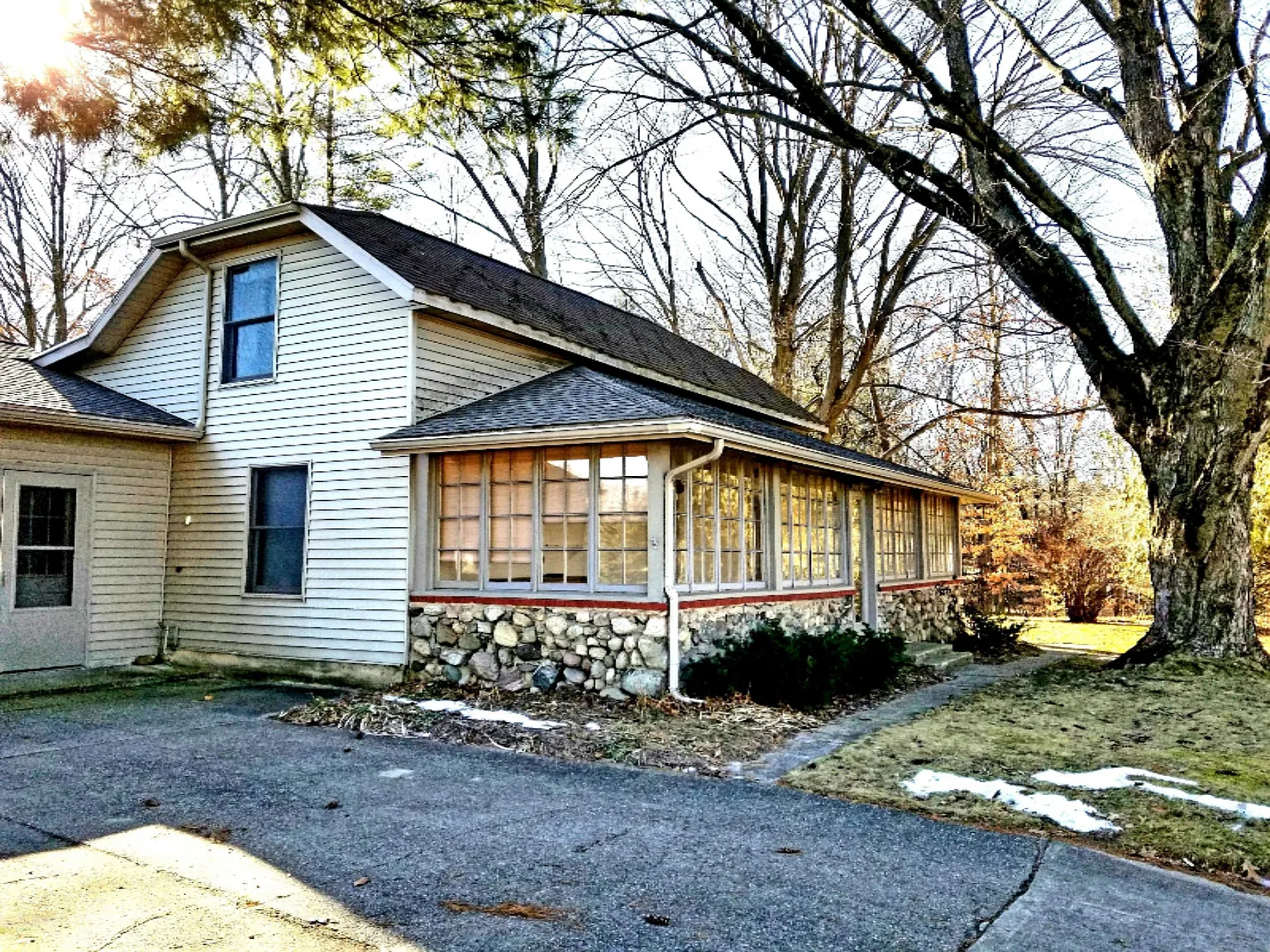 343 Ewing St photo 1