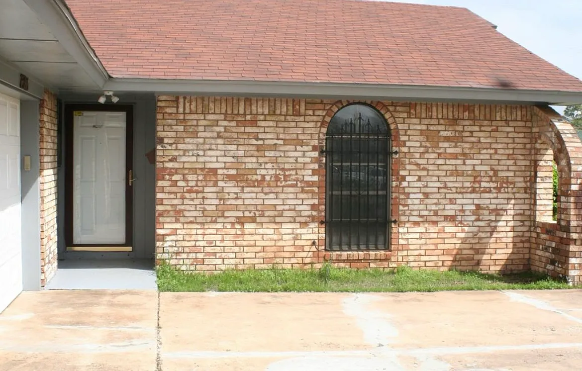 1305 NW 107th St — Photo 2