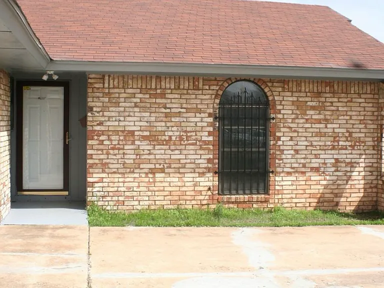 1305 NW 107th St — Photo 2