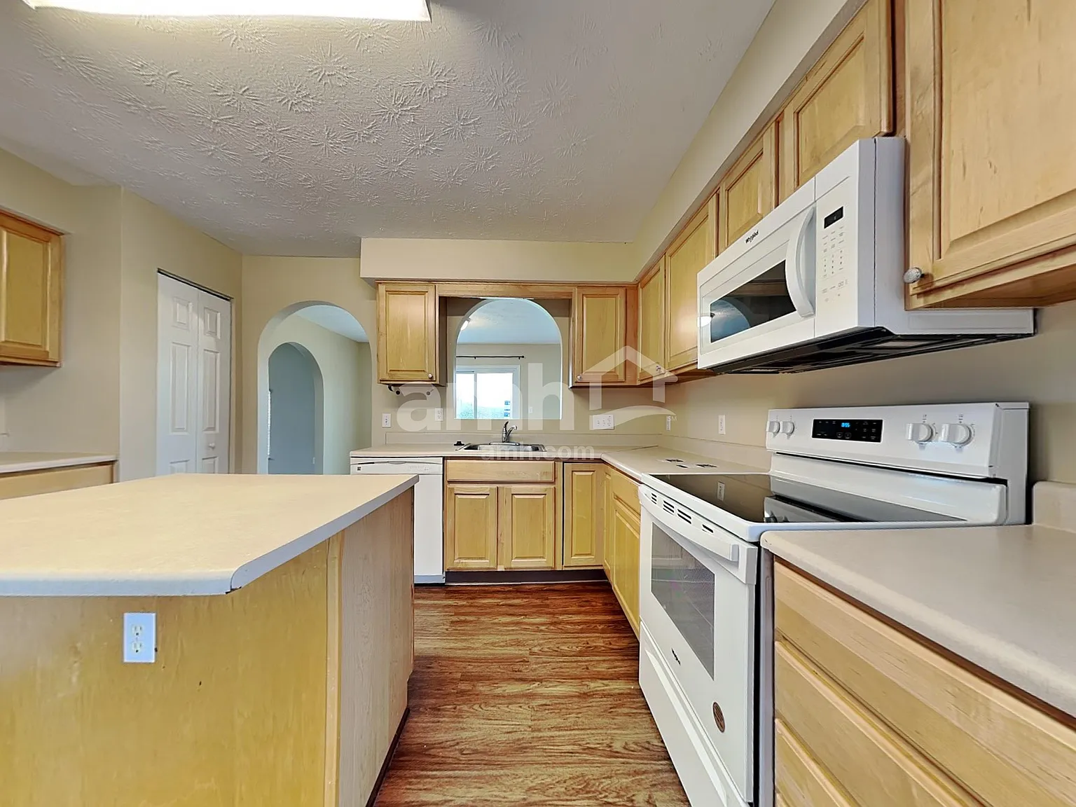 4 bed, 2.5 bath, 2600 sqft, $2,650 — Photo 3