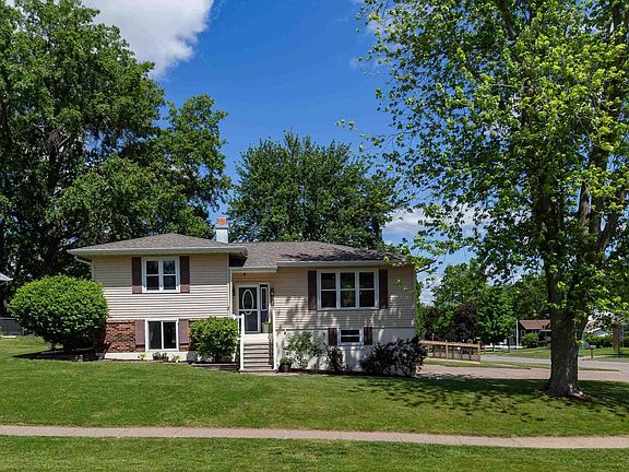 2nd image of 608 Centre Dr
