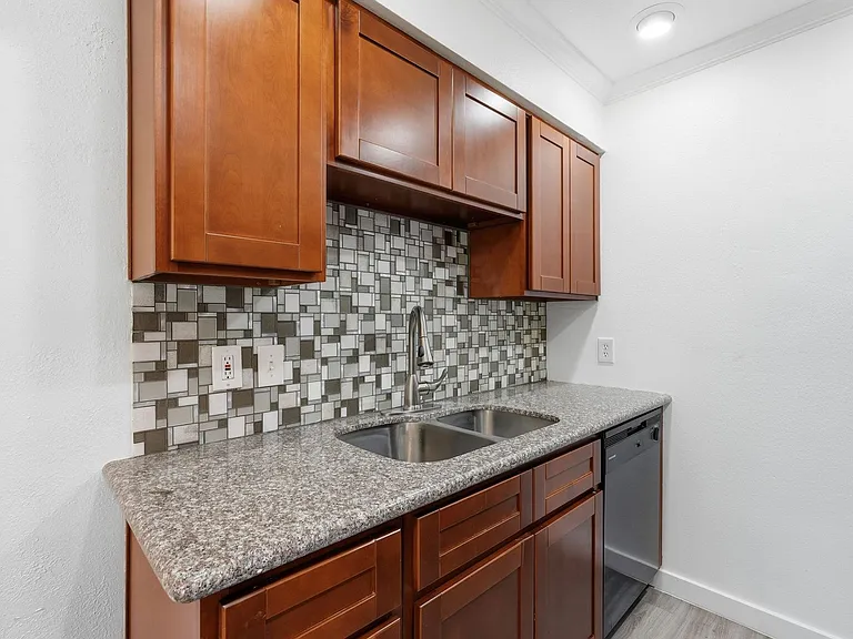1 bed 1 bath with storage unit — Photo 12