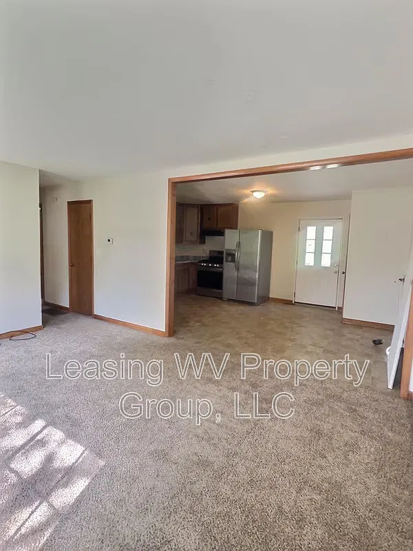 3 bed, 1.0 bath, 1000 sqft, $1,100 — Photo 3