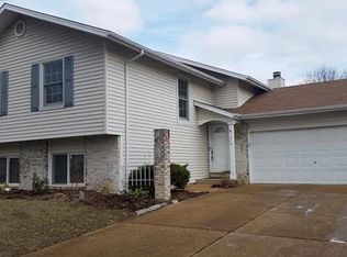 1218 Treetop Village Dr, Ballwin, MO 63021