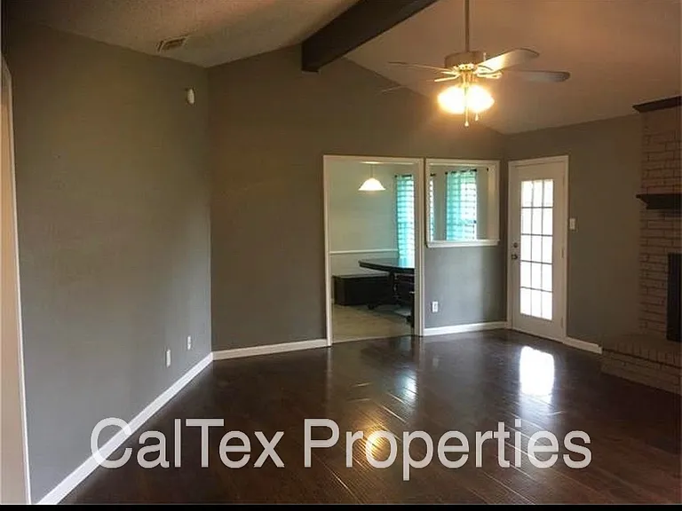 6413 Whitehurst Dr — Photo 2