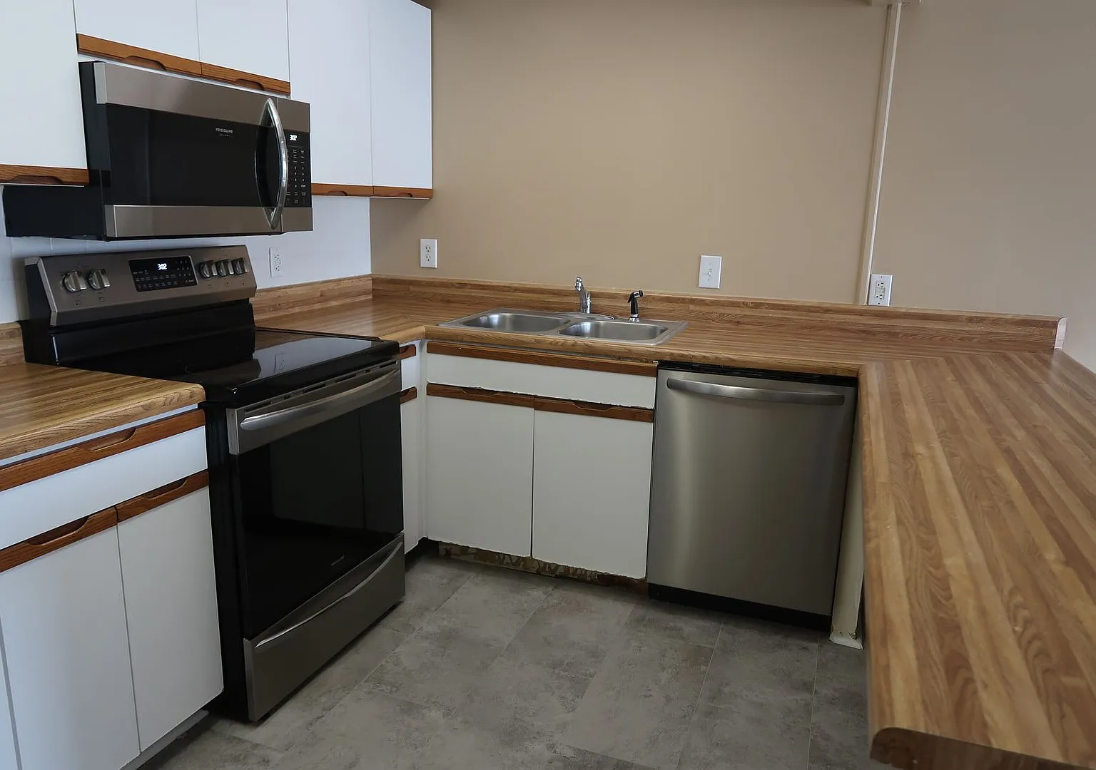 Fantastic Deal For 2 Bedroom/2 Baths @ Sullins Ridge Condominiums Just $1600/Month For Entire Unit! — Photo 4