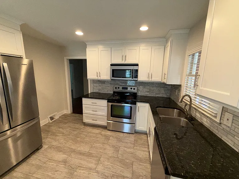 1885 Maryland Ave — Photo 6