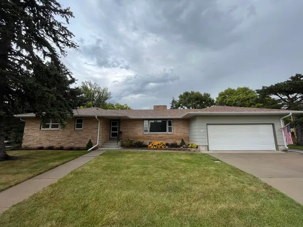 218 11th Ave NW, Aberdeen, SD 57401