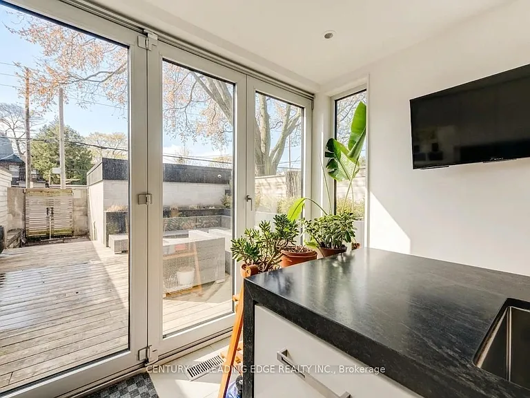 81 Dagmar Ave — Photo 15