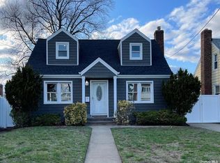 1112 Rottkamp St, Valley Stream, NY 11580