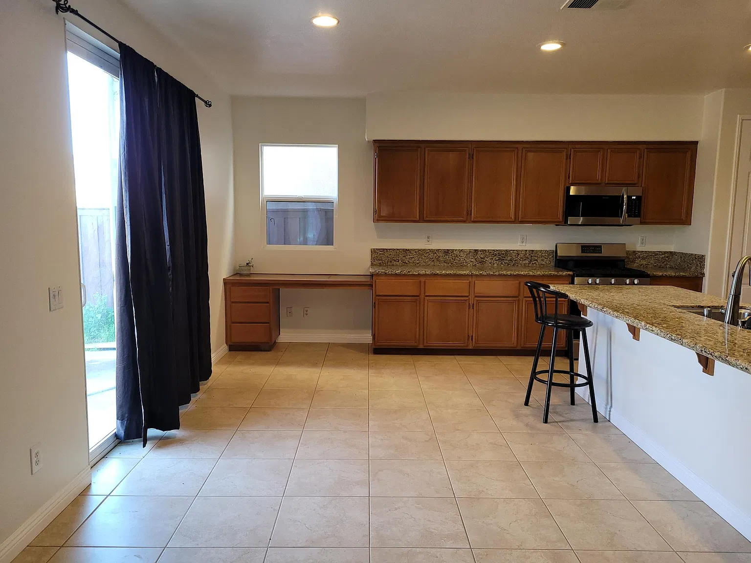4 bed, 3127 sqft, $3,200 — Photo 2