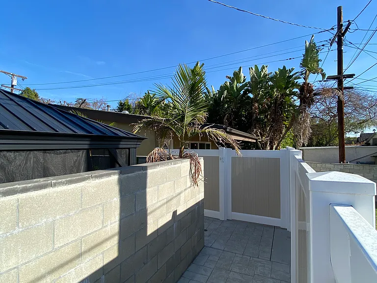 1312 Thompson Ave — Photo 3