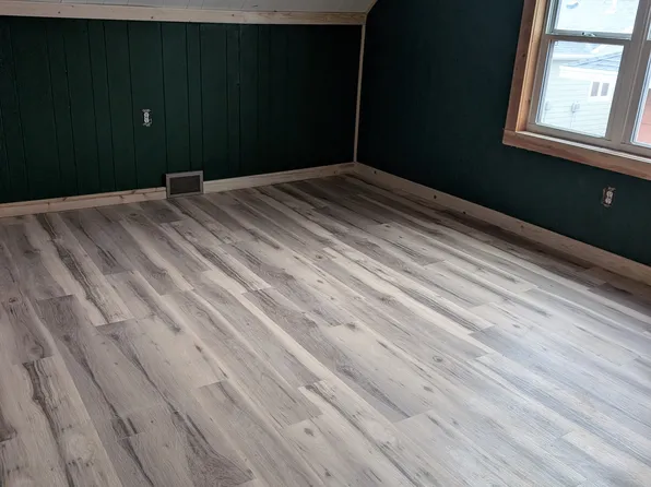 205 N Chestnut Ave, Parker, SD 57053